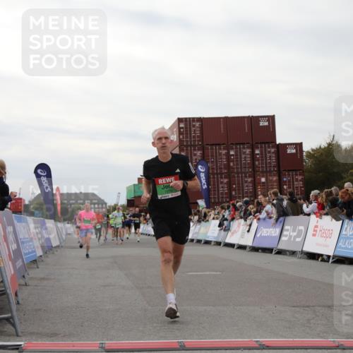 03.10.2025 - Köhlbrandbrückenlauf Yannick Fuchs http://msf.ph/oto/8988183 03.10.2025 16:00:19 Ziel 7027, 7105, 7116, 7233, 7271, 7276, 7301, 7598, 9491 meine-sportfotos.de
