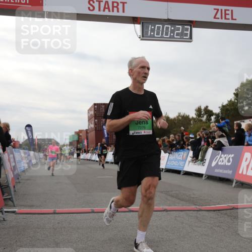 03.10.2025 - Köhlbrandbrückenlauf Yannick Fuchs http://msf.ph/oto/8988221 03.10.2025 16:00:21 Ziel 7027, 7105, 7116, 7202, 7233, 7271, 7276, 7301, 9188, 9189, 9240, 9491, 9717 meine-sportfotos.de
