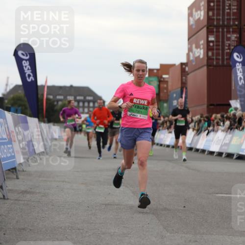 03.10.2025 - Köhlbrandbrückenlauf Yannick Fuchs http://msf.ph/oto/8988225 03.10.2025 16:00:22 Ziel 7027, 7105, 7116, 7202, 7233, 7276, 7301, 9188, 9189, 9240, 9391, 9491, 9717 meine-sportfotos.de