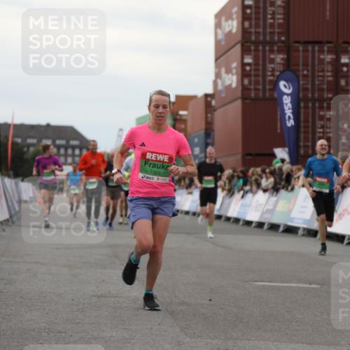 03.10.2025 - Köhlbrandbrückenlauf Yannick Fuchs http://msf.ph/oto/8988230 03.10.2025 16:00:22 Ziel 7027, 7105, 7116, 7202, 7233, 7276, 7301, 9188, 9189, 9240, 9391, 9491, 9717 meine-sportfotos.de