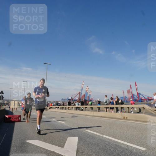 03.10.2025 - Köhlbrandbrückenlauf Matties Gatica Varas http://msf.ph/oto/8988243 03.10.2025 12:33:51 Position 2  meine-sportfotos.de