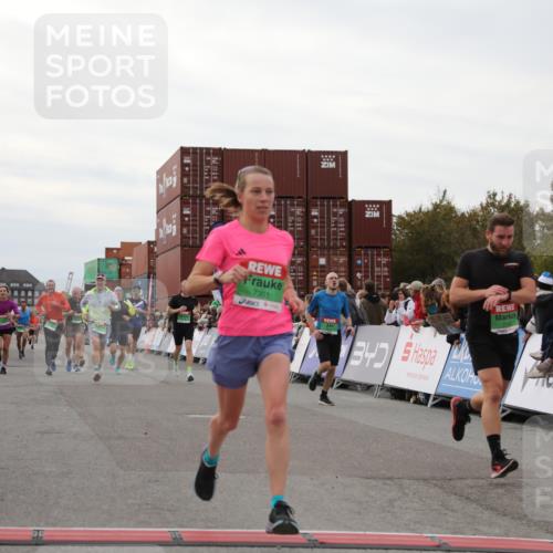 03.10.2025 - Köhlbrandbrückenlauf Yannick Fuchs http://msf.ph/oto/8988244 03.10.2025 16:00:23 Ziel 7027, 7105, 7116, 7202, 7276, 7287, 7301, 9188, 9189, 9240, 9391, 9491, 9717 meine-sportfotos.de
