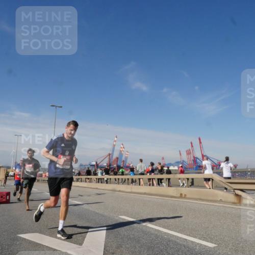 03.10.2025 - Köhlbrandbrückenlauf Matties Gatica Varas http://msf.ph/oto/8988245 03.10.2025 12:33:51 Position 2 1117 meine-sportfotos.de