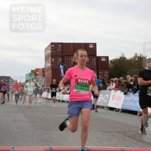 03.10.2025 - Köhlbrandbrückenlauf Yannick Fuchs http://msf.ph/oto/8988249 03.10.2025 16:00:23 Ziel 7027, 7105, 7116, 7202, 7276, 7287, 7301, 9188, 9189, 9240, 9391, 9491, 9717 meine-sportfotos.de