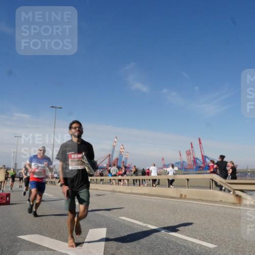 03.10.2025 - Köhlbrandbrückenlauf Matties Gatica Varas http://msf.ph/oto/8988255 03.10.2025 12:33:53 Position 2 4043 meine-sportfotos.de