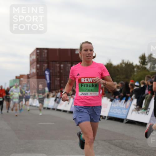 03.10.2025 - Köhlbrandbrückenlauf Yannick Fuchs http://msf.ph/oto/8988257 03.10.2025 16:00:24 Ziel 7027, 7105, 7116, 7202, 7276, 7287, 7301, 9188, 9189, 9240, 9391, 9491, 9717 meine-sportfotos.de