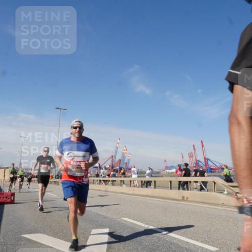 03.10.2025 - Köhlbrandbrückenlauf Matties Gatica Varas http://msf.ph/oto/8988261 03.10.2025 12:33:54 Position 2 2011, 4023 meine-sportfotos.de