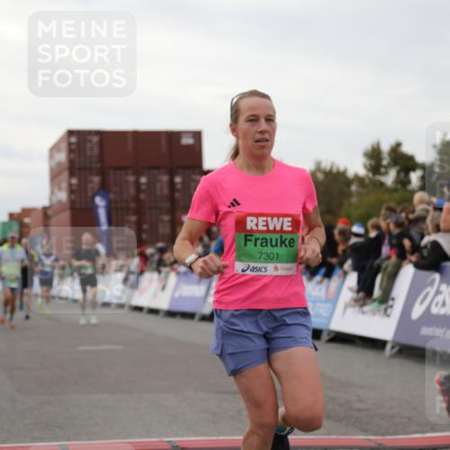 03.10.2025 - Köhlbrandbrückenlauf Yannick Fuchs http://msf.ph/oto/8988262 03.10.2025 16:00:24 Ziel 7027, 7105, 7116, 7202, 7276, 7287, 7301, 9188, 9189, 9240, 9391, 9491, 9717 meine-sportfotos.de