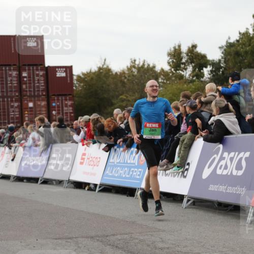 03.10.2025 - Köhlbrandbrückenlauf Yannick Fuchs http://msf.ph/oto/8988276 03.10.2025 16:00:25 Ziel 7027, 7105, 7116, 7202, 7287, 7301, 9188, 9189, 9240, 9391, 9491, 9717 meine-sportfotos.de