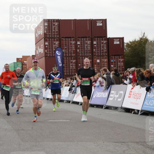03.10.2025 - Köhlbrandbrückenlauf Yannick Fuchs http://msf.ph/oto/8988286 03.10.2025 16:00:25 Ziel 7027, 7105, 7116, 7202, 7287, 7301, 9188, 9189, 9240, 9391, 9491, 9717 meine-sportfotos.de