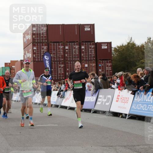 03.10.2025 - Köhlbrandbrückenlauf Yannick Fuchs http://msf.ph/oto/8988290 03.10.2025 16:00:26 Ziel 7027, 7105, 7116, 7202, 7287, 7301, 7327, 9188, 9189, 9240, 9391, 9491, 9717 meine-sportfotos.de