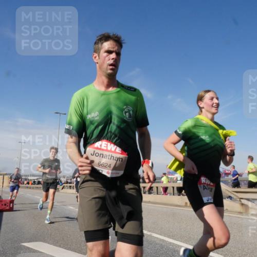 03.10.2025 - Köhlbrandbrückenlauf Matties Gatica Varas http://msf.ph/oto/8988299 03.10.2025 12:33:59 Position 2 6624 meine-sportfotos.de