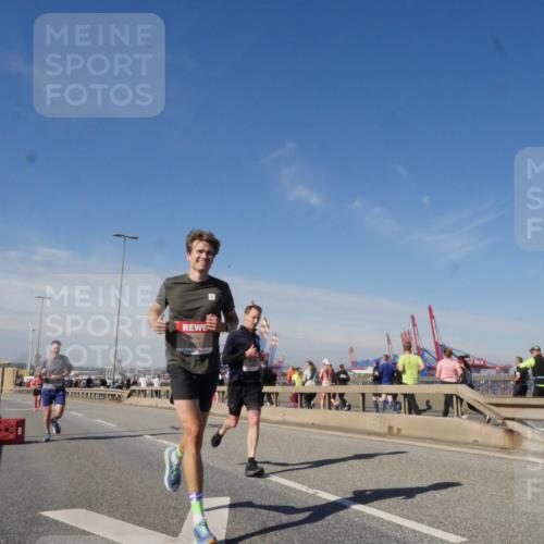 03.10.2025 - Köhlbrandbrückenlauf Matties Gatica Varas http://msf.ph/oto/8988305 03.10.2025 12:34:00 Position 2  meine-sportfotos.de