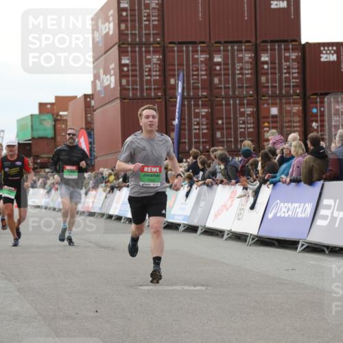03.10.2025 - Köhlbrandbrückenlauf Yannick Fuchs http://msf.ph/oto/8988314 03.10.2025 16:12:35 Ziel 7203, 7502, 8957, 8960, 8979, 8982, 9300, 9420, 9706 meine-sportfotos.de