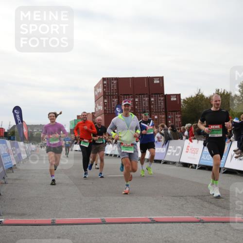 03.10.2025 - Köhlbrandbrückenlauf Yannick Fuchs http://msf.ph/oto/8988319 03.10.2025 16:00:27 Ziel 7027, 7105, 7116, 7202, 7287, 7301, 7327, 9188, 9189, 9240, 9391, 9491, 9717 meine-sportfotos.de