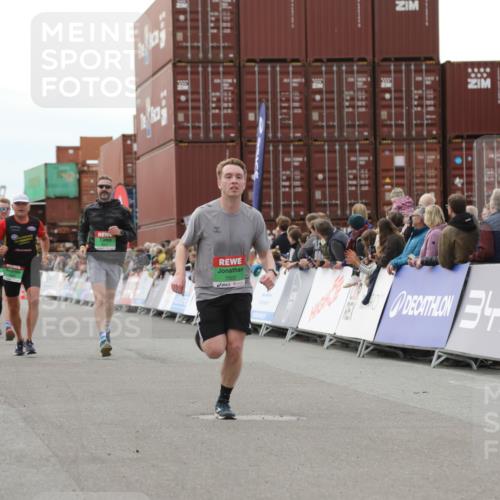 03.10.2025 - Köhlbrandbrückenlauf Yannick Fuchs http://msf.ph/oto/8988320 03.10.2025 16:12:35 Ziel 7203, 7502, 8957, 8960, 8979, 8982, 9300, 9420, 9706 meine-sportfotos.de
