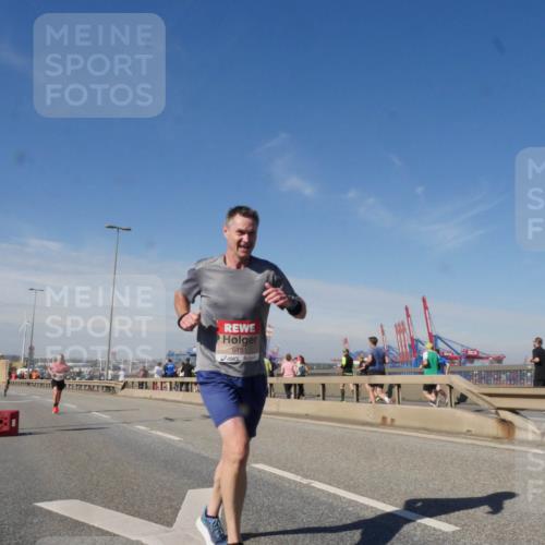03.10.2025 - Köhlbrandbrückenlauf Matties Gatica Varas http://msf.ph/oto/8988321 03.10.2025 12:34:03 Position 2 6151 meine-sportfotos.de