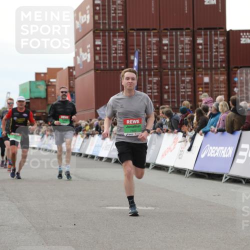 03.10.2025 - Köhlbrandbrückenlauf Yannick Fuchs http://msf.ph/oto/8988325 03.10.2025 16:12:36 Ziel 7203, 7502, 8957, 8960, 8979, 8982, 9296, 9300, 9307, 9420, 9706 meine-sportfotos.de