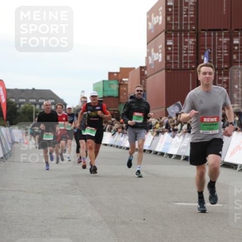 03.10.2025 - Köhlbrandbrückenlauf Yannick Fuchs http://msf.ph/oto/8988331 03.10.2025 16:12:36 Ziel 7203, 7502, 8957, 8960, 8979, 8982, 9296, 9300, 9307, 9420, 9706 meine-sportfotos.de