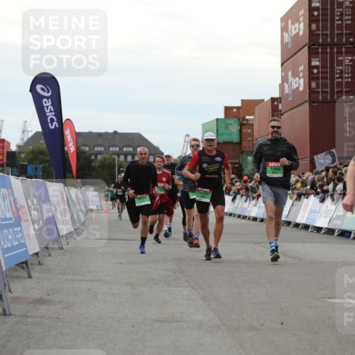 03.10.2025 - Köhlbrandbrückenlauf Yannick Fuchs http://msf.ph/oto/8988337 03.10.2025 16:12:36 Ziel 7203, 7502, 8957, 8960, 8979, 8982, 9296, 9300, 9307, 9420, 9706 meine-sportfotos.de