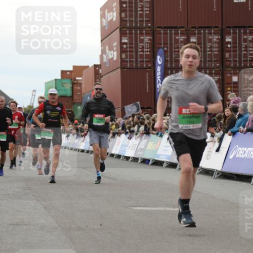 03.10.2025 - Köhlbrandbrückenlauf Yannick Fuchs http://msf.ph/oto/8988344 03.10.2025 16:12:36 Ziel 7203, 7502, 8957, 8960, 8979, 8982, 9296, 9300, 9307, 9420, 9706 meine-sportfotos.de