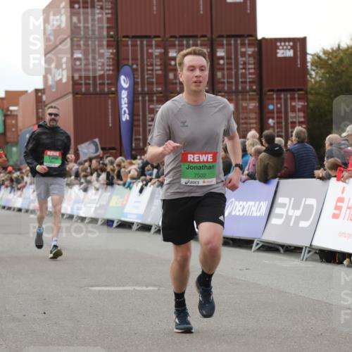 03.10.2025 - Köhlbrandbrückenlauf Yannick Fuchs http://msf.ph/oto/8988347 03.10.2025 16:12:36 Ziel 7203, 7502, 8957, 8960, 8979, 8982, 9296, 9300, 9307, 9420, 9706 meine-sportfotos.de
