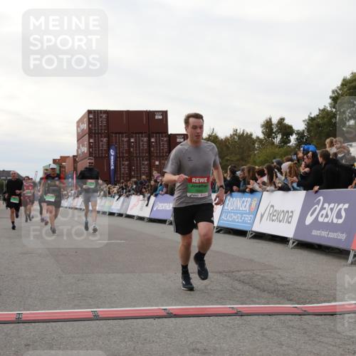 03.10.2025 - Köhlbrandbrückenlauf Yannick Fuchs http://msf.ph/oto/8988354 03.10.2025 16:12:37 Ziel 7203, 7502, 8957, 8960, 8979, 8982, 9296, 9300, 9307, 9420, 9706 meine-sportfotos.de