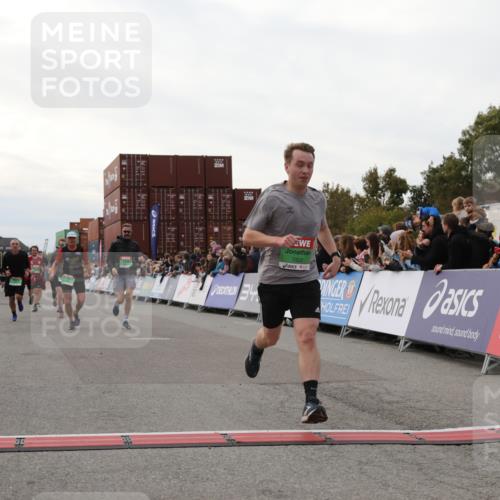03.10.2025 - Köhlbrandbrückenlauf Yannick Fuchs http://msf.ph/oto/8988360 03.10.2025 16:12:37 Ziel 7203, 7502, 8957, 8960, 8979, 8982, 9296, 9300, 9307, 9420, 9706 meine-sportfotos.de