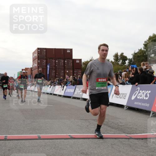 03.10.2025 - Köhlbrandbrückenlauf Yannick Fuchs http://msf.ph/oto/8988365 03.10.2025 16:12:37 Ziel 7203, 7502, 8957, 8960, 8979, 8982, 9296, 9300, 9307, 9420, 9706 meine-sportfotos.de