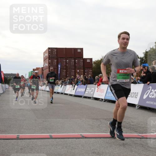 03.10.2025 - Köhlbrandbrückenlauf Yannick Fuchs http://msf.ph/oto/8988370 03.10.2025 16:12:38 Ziel 7502, 8957, 8960, 8979, 8982, 9296, 9300, 9307, 9420 meine-sportfotos.de