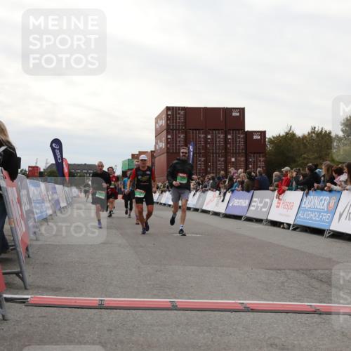 03.10.2025 - Köhlbrandbrückenlauf Yannick Fuchs http://msf.ph/oto/8988382 03.10.2025 16:12:38 Ziel 7502, 8957, 8960, 8979, 8982, 9296, 9300, 9307, 9420 meine-sportfotos.de