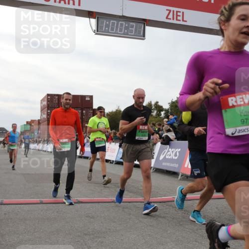 03.10.2025 - Köhlbrandbrückenlauf Yannick Fuchs http://msf.ph/oto/8988412 03.10.2025 16:00:30 Ziel 7027, 7116, 7202, 7287, 7327, 7818, 9188, 9189, 9240, 9391, 9491, 9568, 9717 meine-sportfotos.de
