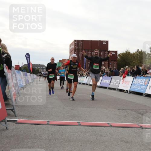03.10.2025 - Köhlbrandbrückenlauf Yannick Fuchs http://msf.ph/oto/8988413 03.10.2025 16:12:39 Ziel 7502, 8957, 8960, 8979, 8982, 9296, 9300, 9307, 9420 meine-sportfotos.de
