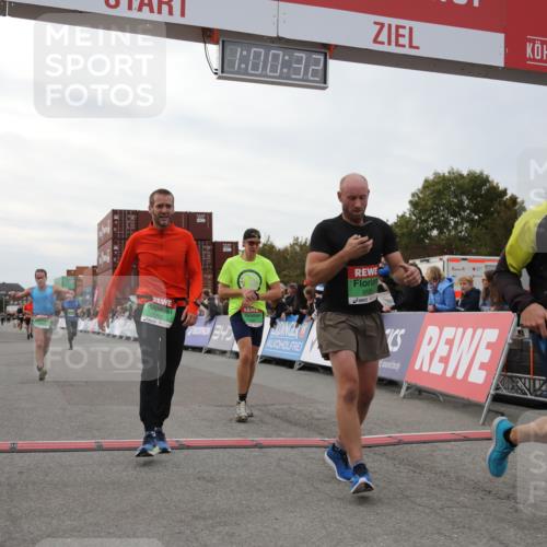 03.10.2025 - Köhlbrandbrückenlauf Yannick Fuchs http://msf.ph/oto/8988426 03.10.2025 16:00:30 Ziel 7027, 7116, 7202, 7287, 7327, 7818, 9188, 9189, 9240, 9391, 9491, 9568, 9717 meine-sportfotos.de