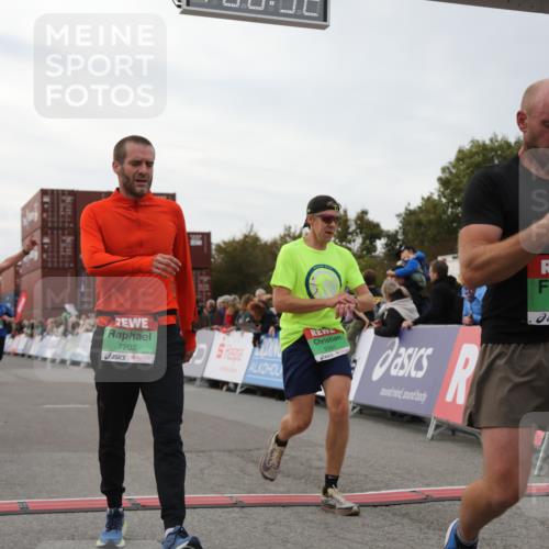 03.10.2025 - Köhlbrandbrückenlauf Yannick Fuchs http://msf.ph/oto/8988441 03.10.2025 16:00:31 Ziel 7116, 7202, 7287, 7327, 7818, 9188, 9189, 9240, 9391, 9491, 9568, 9717 meine-sportfotos.de