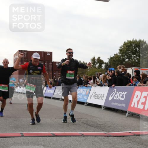 03.10.2025 - Köhlbrandbrückenlauf Yannick Fuchs http://msf.ph/oto/8988444 03.10.2025 16:12:40 Ziel 7457, 7482, 7502, 8957, 8960, 8979, 8982, 9296, 9300, 9307, 9420 meine-sportfotos.de