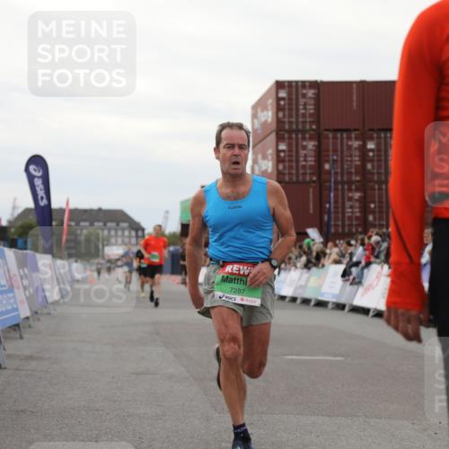 03.10.2025 - Köhlbrandbrückenlauf Yannick Fuchs http://msf.ph/oto/8988450 03.10.2025 16:00:31 Ziel 7116, 7202, 7287, 7327, 7818, 9188, 9189, 9240, 9391, 9491, 9568, 9717 meine-sportfotos.de