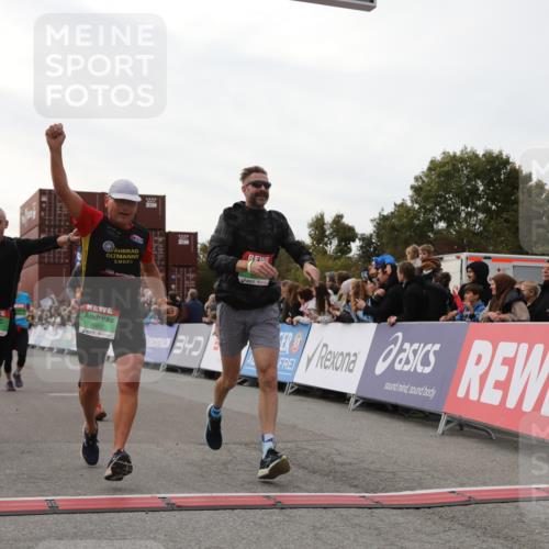 03.10.2025 - Köhlbrandbrückenlauf Yannick Fuchs http://msf.ph/oto/8988453 03.10.2025 16:12:40 Ziel 7457, 7482, 7502, 8957, 8960, 8979, 8982, 9296, 9300, 9307, 9420 meine-sportfotos.de