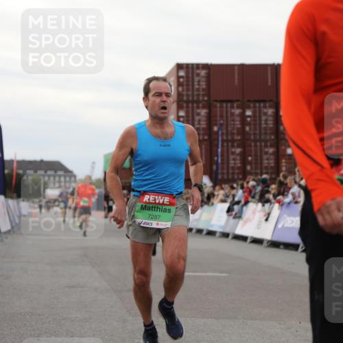 03.10.2025 - Köhlbrandbrückenlauf Yannick Fuchs http://msf.ph/oto/8988457 03.10.2025 16:00:32 Ziel 7202, 7287, 7327, 7818, 9188, 9189, 9240, 9391, 9568, 9717 meine-sportfotos.de