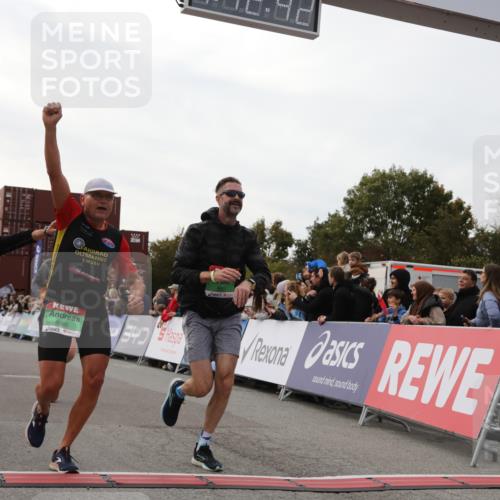03.10.2025 - Köhlbrandbrückenlauf Yannick Fuchs http://msf.ph/oto/8988458 03.10.2025 16:12:40 Ziel 7457, 7482, 7502, 8957, 8960, 8979, 8982, 9296, 9300, 9307, 9420 meine-sportfotos.de