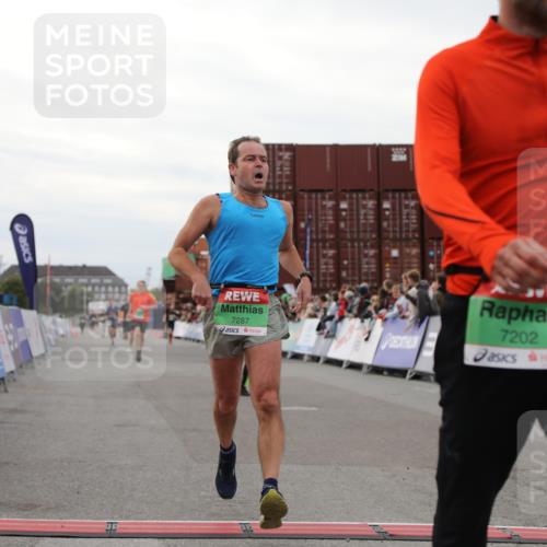 03.10.2025 - Köhlbrandbrückenlauf Yannick Fuchs http://msf.ph/oto/8988461 03.10.2025 16:00:32 Ziel 7202, 7287, 7327, 7818, 9188, 9189, 9240, 9391, 9568, 9717 meine-sportfotos.de