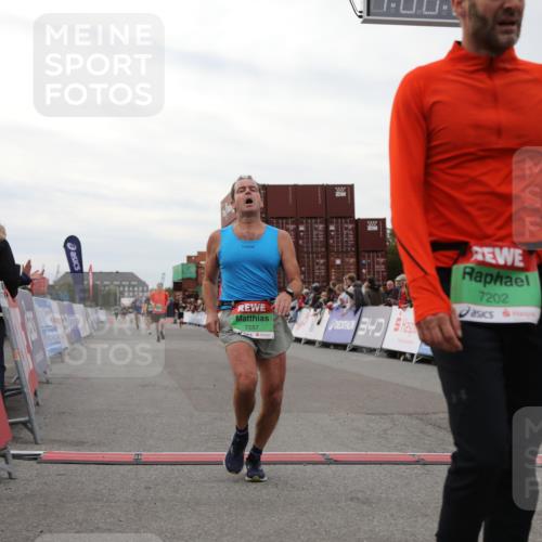 03.10.2025 - Köhlbrandbrückenlauf Yannick Fuchs http://msf.ph/oto/8988465 03.10.2025 16:00:32 Ziel 7202, 7287, 7327, 7818, 9188, 9189, 9240, 9391, 9568, 9717 meine-sportfotos.de