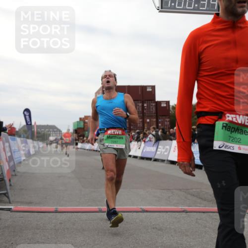 03.10.2025 - Köhlbrandbrückenlauf Yannick Fuchs http://msf.ph/oto/8988470 03.10.2025 16:00:32 Ziel 7202, 7287, 7327, 7818, 9188, 9189, 9240, 9391, 9568, 9717 meine-sportfotos.de