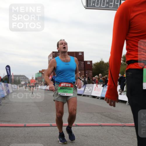 03.10.2025 - Köhlbrandbrückenlauf Yannick Fuchs http://msf.ph/oto/8988479 03.10.2025 16:00:32 Ziel 7202, 7287, 7327, 7818, 9188, 9189, 9240, 9391, 9568, 9717 meine-sportfotos.de