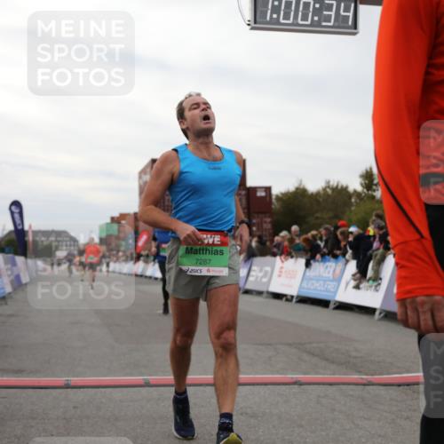 03.10.2025 - Köhlbrandbrückenlauf Yannick Fuchs http://msf.ph/oto/8988485 03.10.2025 16:00:32 Ziel 7202, 7287, 7327, 7818, 9188, 9189, 9240, 9391, 9568, 9717 meine-sportfotos.de