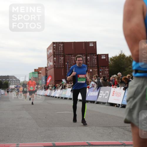 03.10.2025 - Köhlbrandbrückenlauf Yannick Fuchs http://msf.ph/oto/8988498 03.10.2025 16:00:34 Ziel 7287, 7327, 7818, 8811, 9391, 9568 meine-sportfotos.de