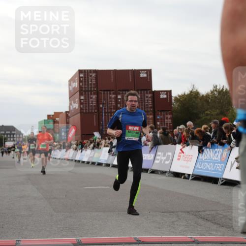03.10.2025 - Köhlbrandbrückenlauf Yannick Fuchs http://msf.ph/oto/8988502 03.10.2025 16:00:34 Ziel 7287, 7327, 7818, 8811, 9391, 9568 meine-sportfotos.de