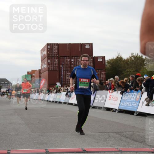 03.10.2025 - Köhlbrandbrückenlauf Yannick Fuchs http://msf.ph/oto/8988508 03.10.2025 16:00:34 Ziel 7287, 7327, 7818, 8811, 9391, 9568 meine-sportfotos.de