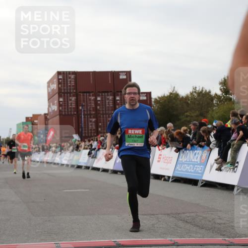 03.10.2025 - Köhlbrandbrückenlauf Yannick Fuchs http://msf.ph/oto/8988512 03.10.2025 16:00:34 Ziel 7287, 7327, 7818, 8811, 9391, 9568 meine-sportfotos.de