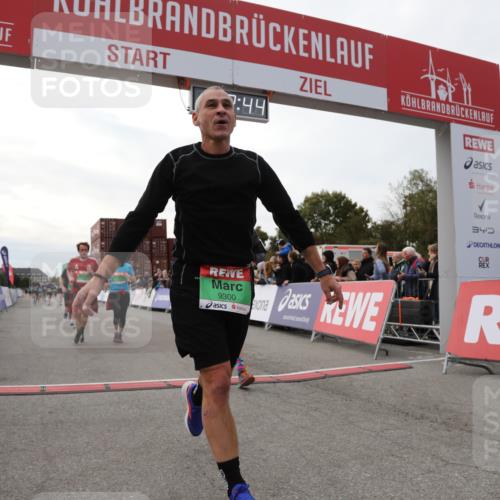 03.10.2025 - Köhlbrandbrückenlauf Yannick Fuchs http://msf.ph/oto/8988514 03.10.2025 16:12:42 Ziel 7358, 7457, 7482, 8957, 8960, 8979, 8982, 9296, 9300, 9307, 9420 meine-sportfotos.de